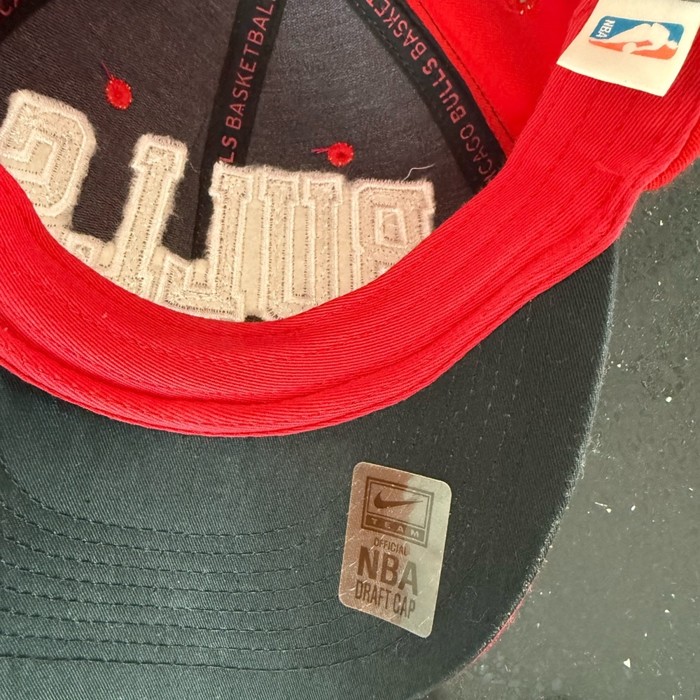 Officially NBA Chicago Bulls Draft Hat - Picture 7 of 8